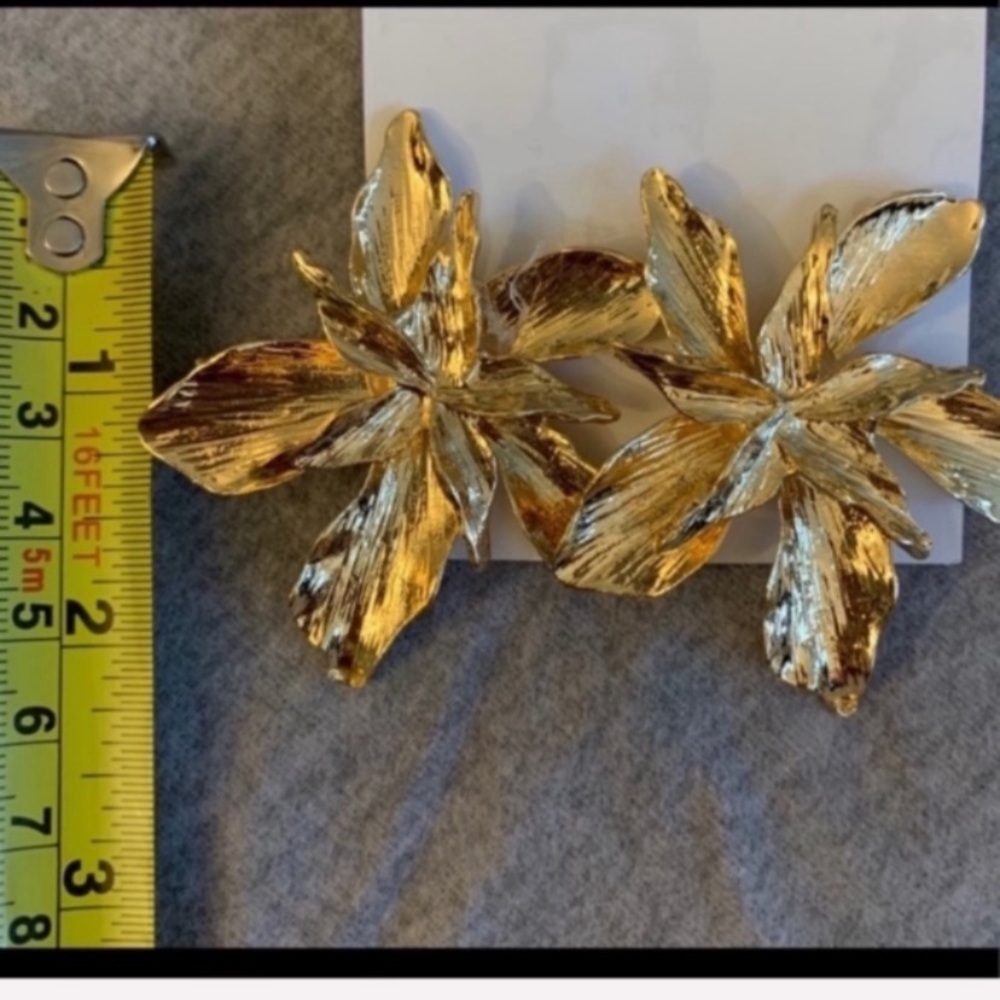 ✂️Final PRICE✂️NWT Gold floral statement earrings - Picture 6 of 6